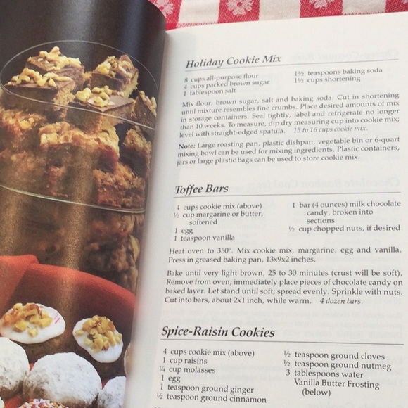 🥣Two Betty Crocker cookbooks, 1988 and 1989. - Picture 4 of 9